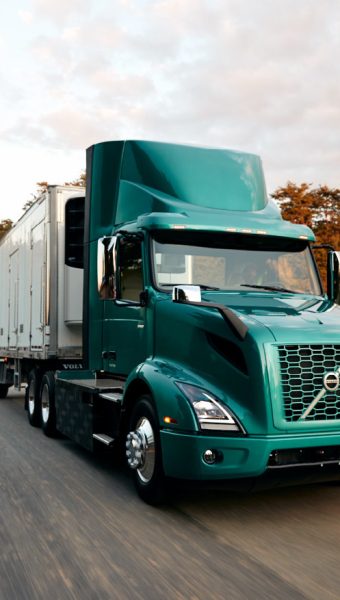 Volvo Trucks North America announced the commercial introduction and sales start of its zero tailpipe emission, battery-electric vehicle to the North American market, with a production start of early 2021.